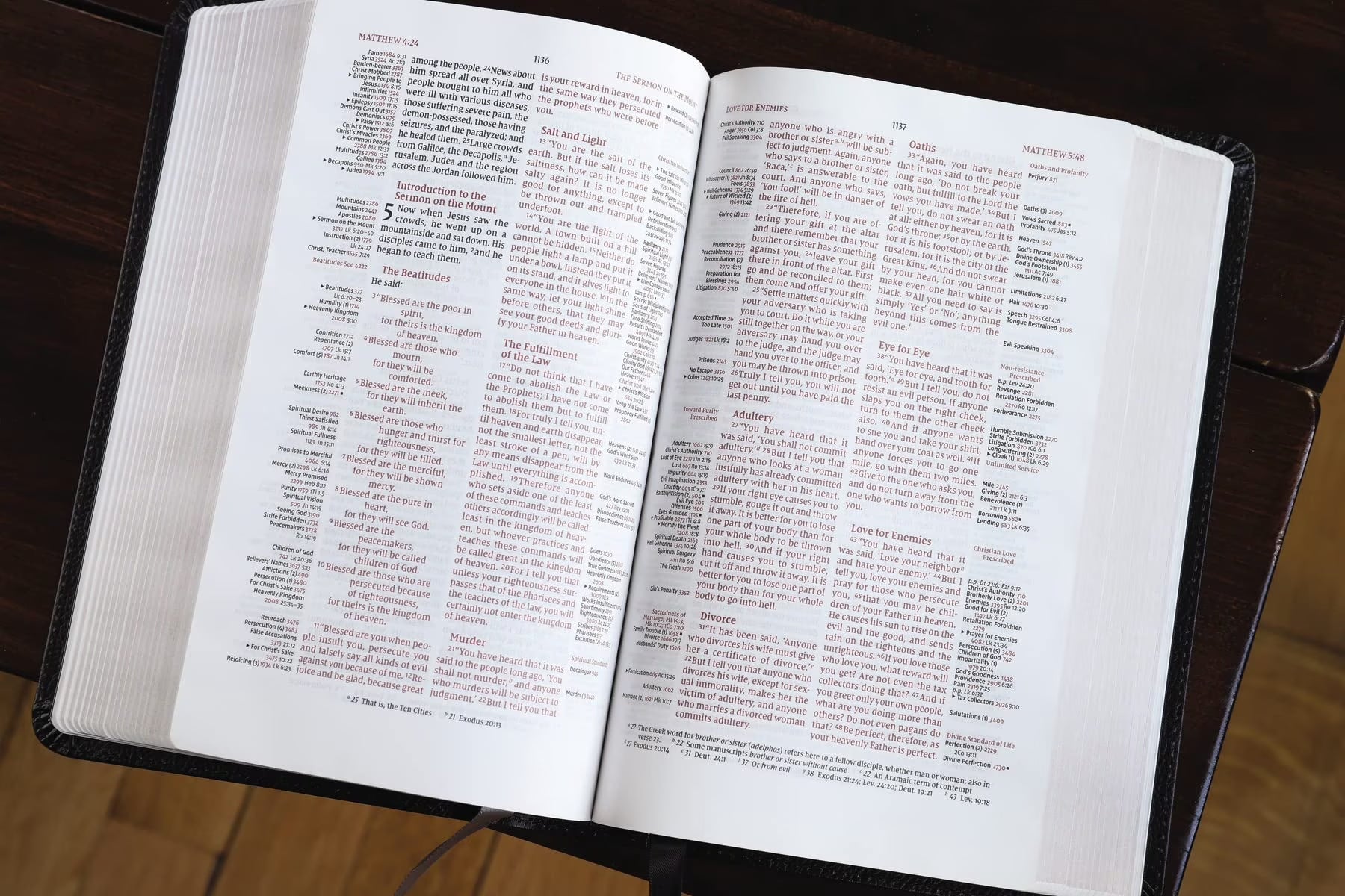 Niv, Thompson Chain-Reference Bible, Handy Size, European Bonded Leather, Black, Red Letter, Comfort Print, (Hardcover)